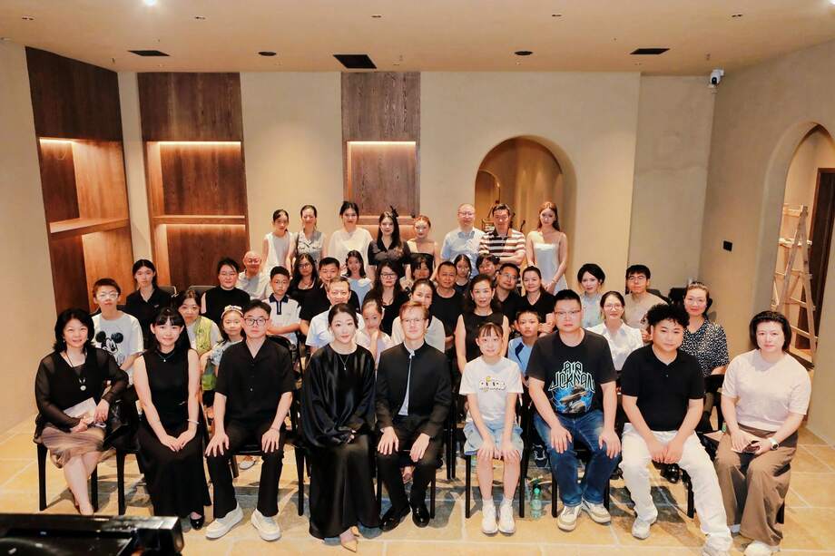formal group photograph after the concert
