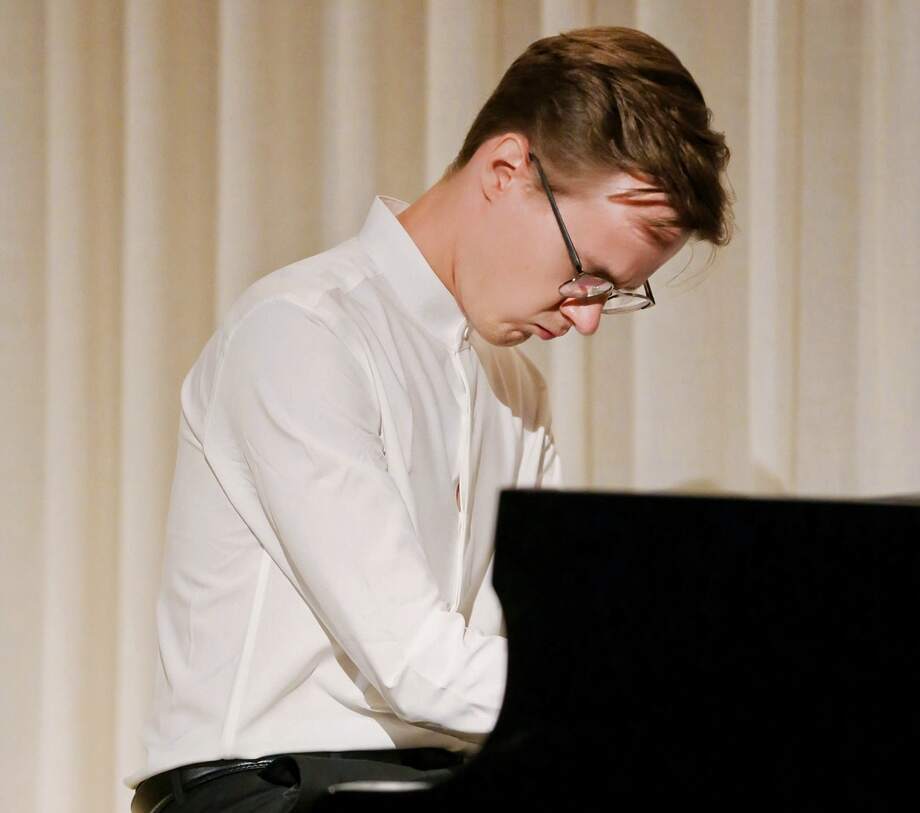 Martin Kaptein at the piano during the Xi’an salon concert